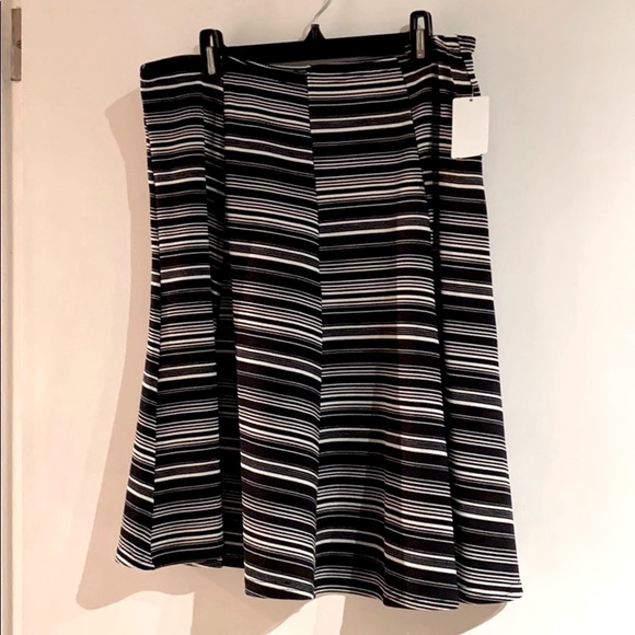 💟 Sale 2/$15 💟 🆕 Black & White Stripes A-Line Stretch Skirt - Picture 4 of 5